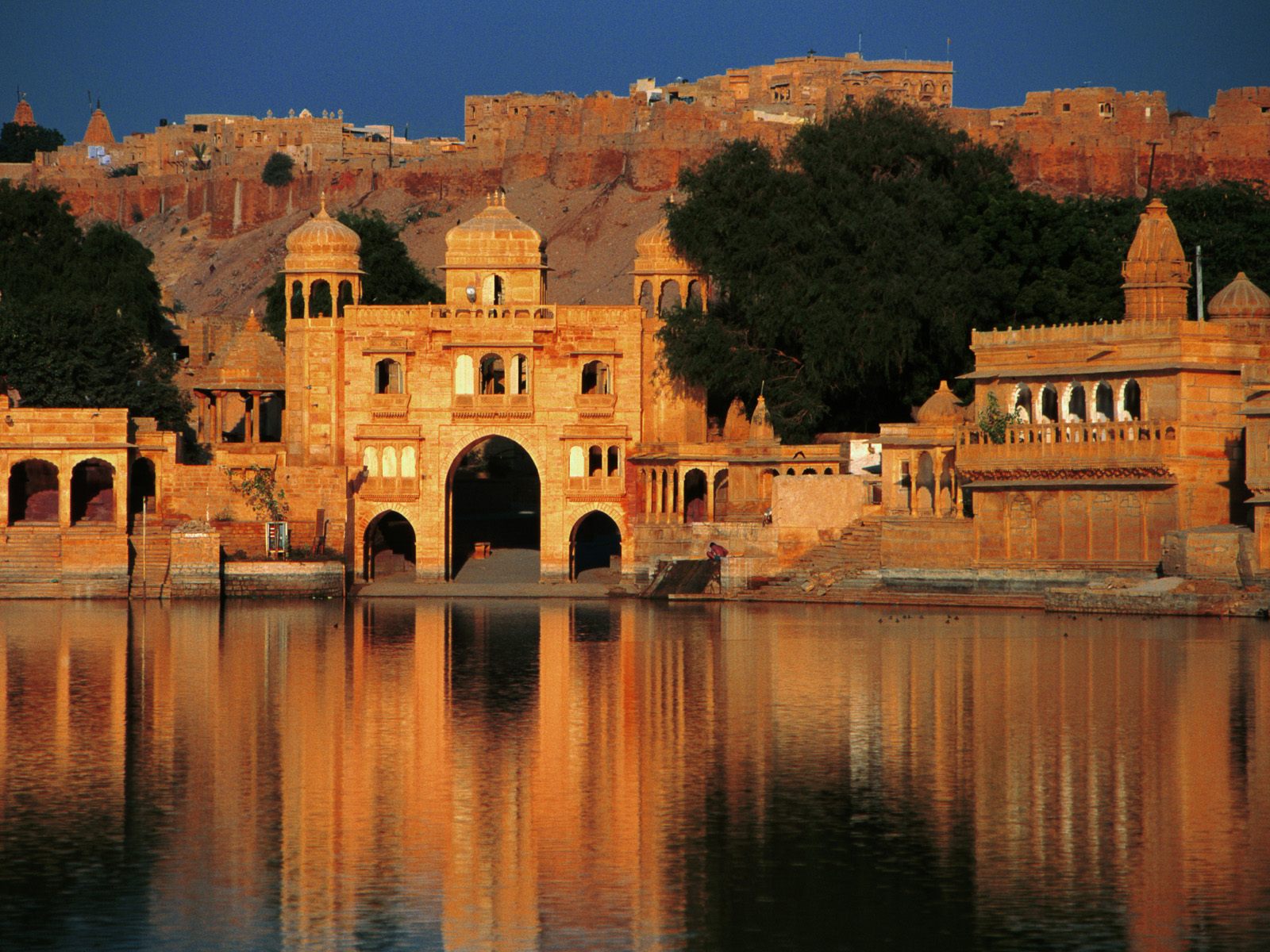 A_Shiva_Temple_and_Tilon_Gate_on_the_banks_of_Gadi_Sagar,_Jaisalmer,_Rajasthan,_India