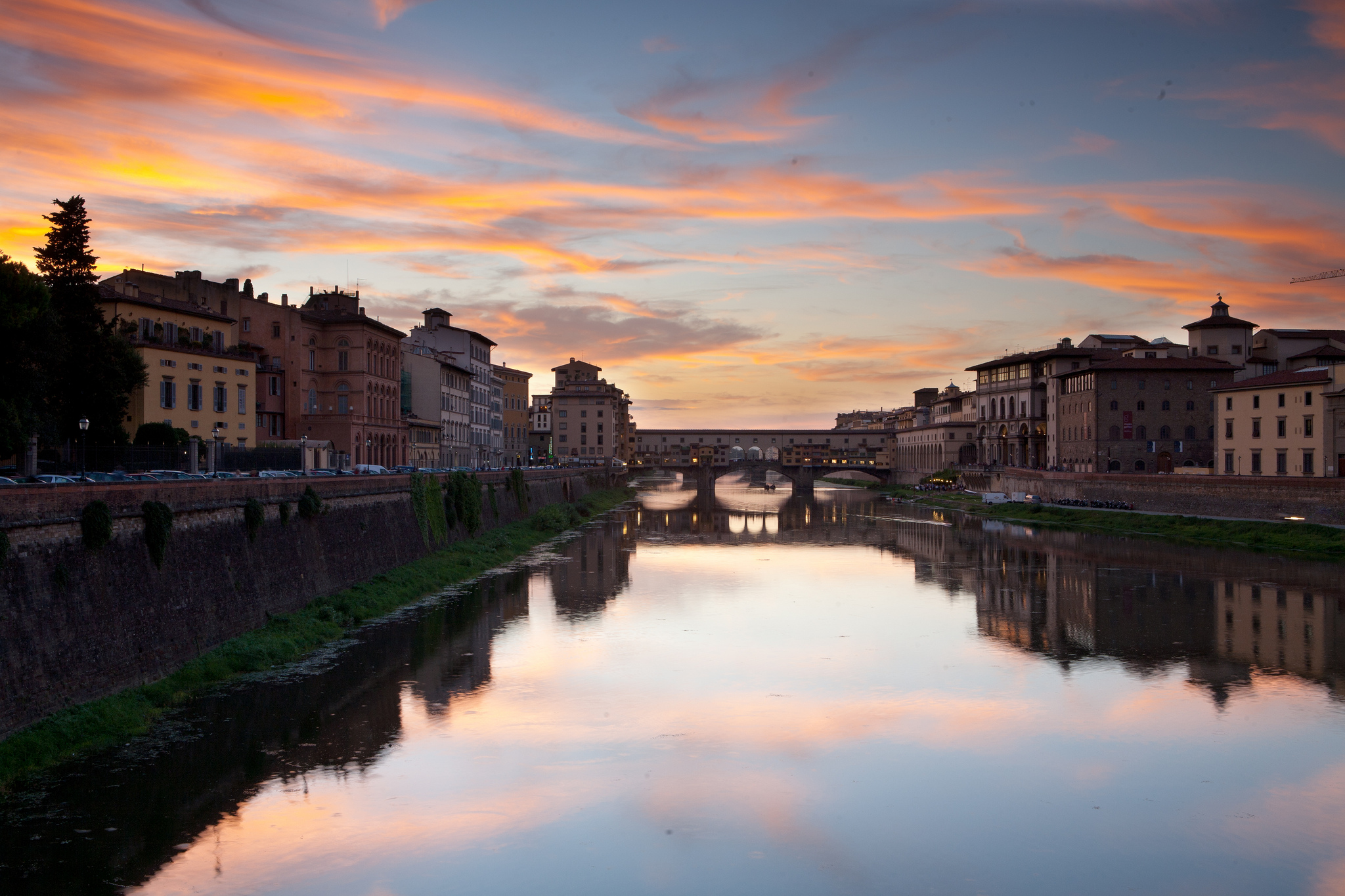 Arno_river_sunset,_Florence,_Italy