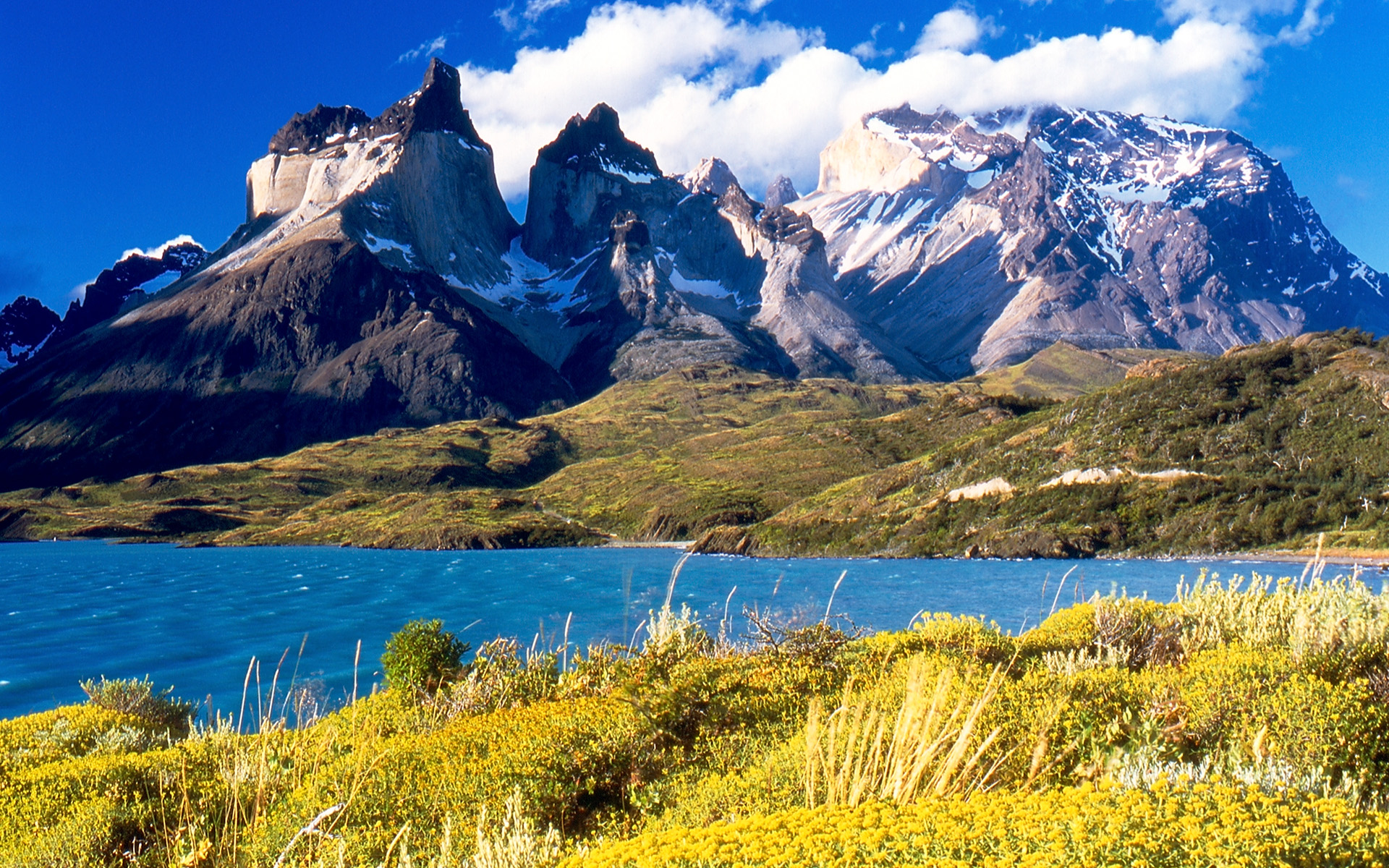 Cuernos_del_Paine_from_Lake_Pehoé